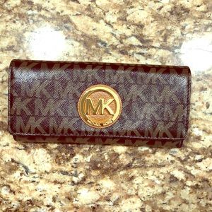 MK wallet never been used! Brand New!!